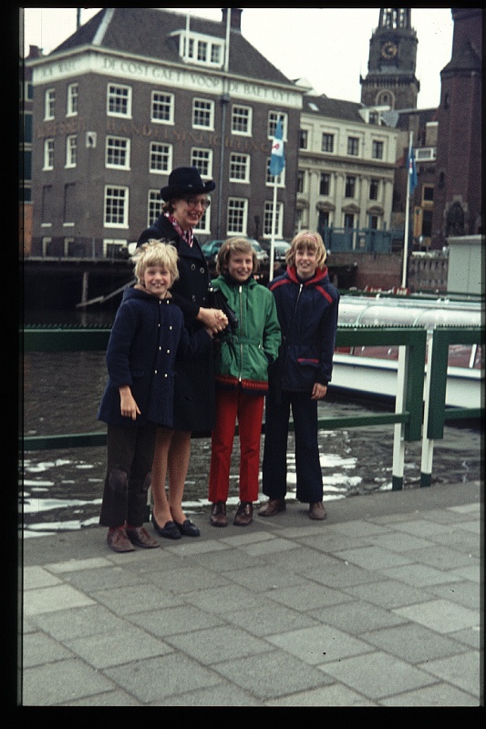 30.Amsterdam mei 1973 Mama,Brigitte,Marion,Peter.JPG
